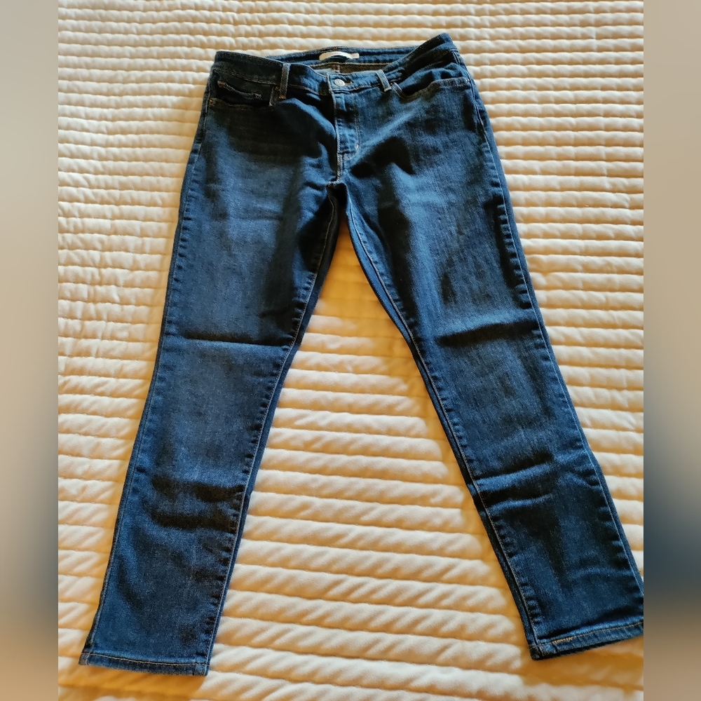 711 Levi's size 32